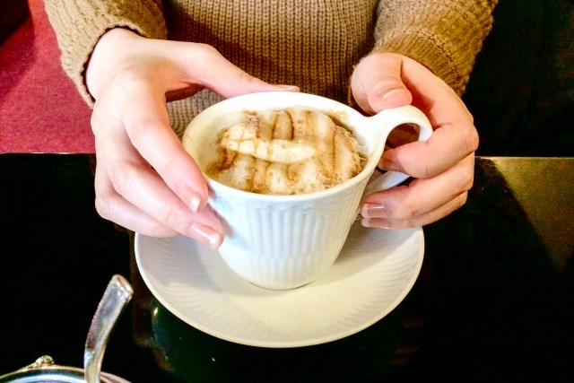 カフェでくつろぐ女性