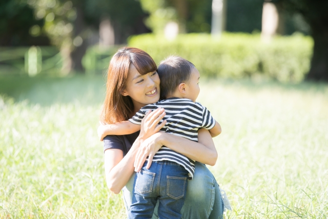 子どもを抱っこするママ